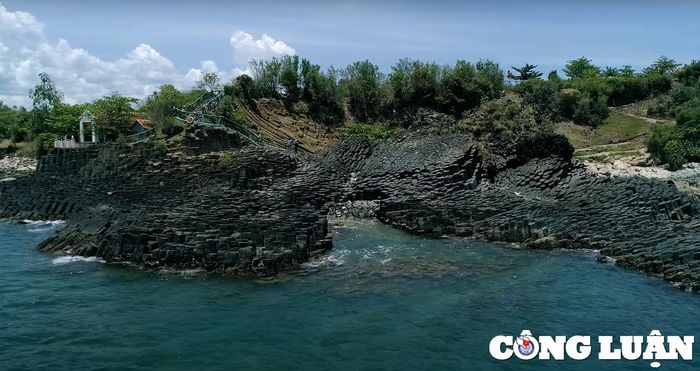 Ghềnh Đá Đĩa sẽ mang lại cho du khách những cung bậc cảm xúc khác nhau, những gam màu trong ngày được thay đổi liên tục.