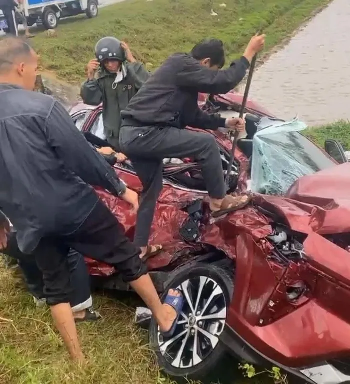 Người dân phải cạy cửa cứu các nạn nhân. Ảnh: CTV