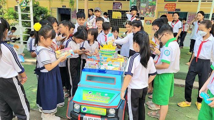 Mô hình “Xe thư viện thân thiện lưu động không người lái” thu hút các em học sinh tham gia đọc sách