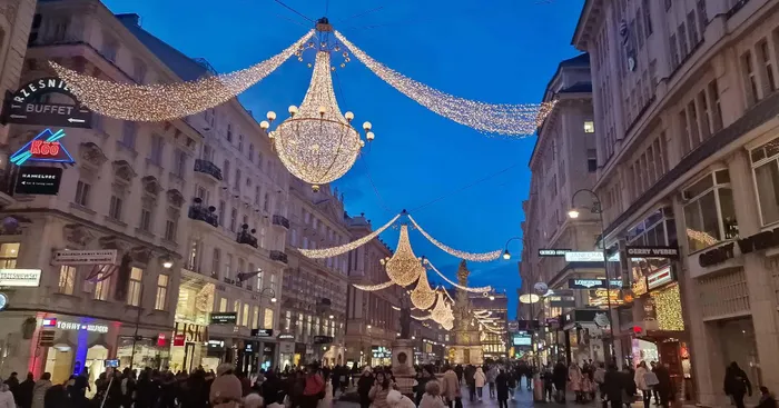 Đường phố tại Vienna có nhiều mô hình trang trí, check-in Giáng sinh độc đáo, lạ mắt. Ảnh: Nguyễn Tất Thịnh