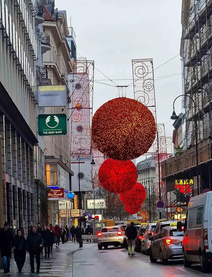 Những quả cầu màu đỏ nổi bật, “lơ lửng” trên đường phố là điểm nhấn ấn tượng cho mùa Giáng sinh tại Vienna. Ảnh: Nguyễn Tất Thịnh