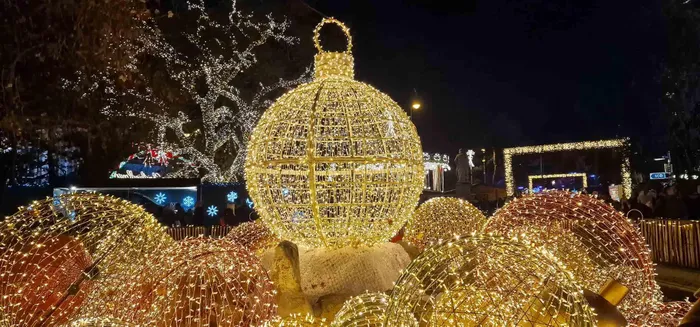 Wiener Christkindlmarkt cũng vừa được CNN gợi ý là một trong 10 khu chợ Giáng sinh tuyệt nhất 2023 tại châu Âu, dựa theo tiêu chí gồm trở thành điểm du lịch hút khách, nổi tiếng trên thế giới, độ hoành tráng của khu chợ và lâu đời. Ảnh: Nguyễn Tất Thịnh