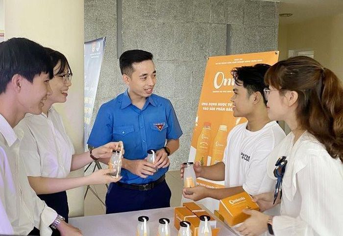 Sinh viên Trường Đại học Kinh tế - Đại học Đà Nẵng giới thiệu sản phẩm từ cây chuối hột. Ảnh: Nhà trường cung cấp.