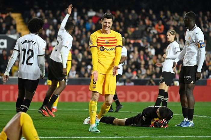 Lewandowski và Barca phung phí nhiều cơ hội ở Mestalla