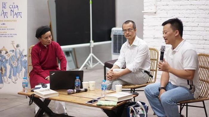 Từ trái qua: PGS-TS Bùi Xuân Đính, PGS-TS Trần Trọng Dương (giữa) và tiến sĩ văn học Mai Anh Tuấn