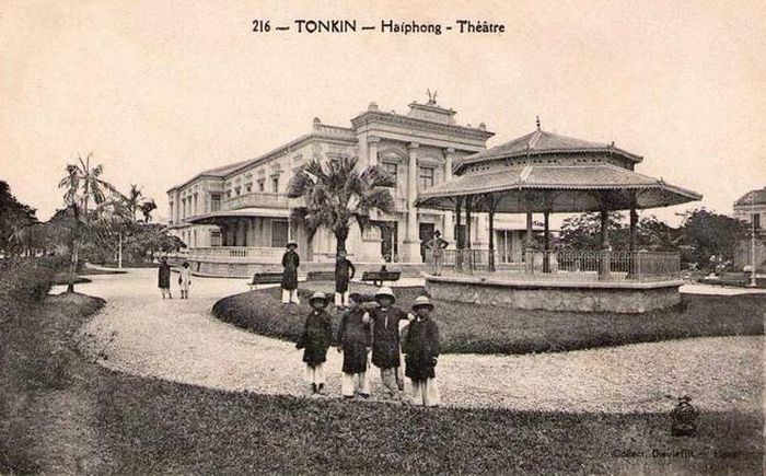 Học trò trên quảng trường Nhà hát Thành phố Hải Phòng