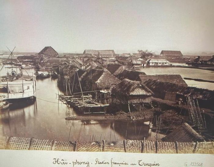 Tấm ảnh được xác định là chụp sớm nhất quang cảnh của cửa Ninh Hải (1875)