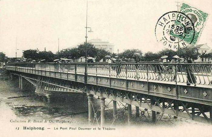 Cầu thép Doumer dẫn tới Nhà hát Thành phố Hải Phòng