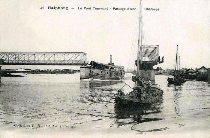 Cầu quay và thuyền bè ở Hải Phòng
