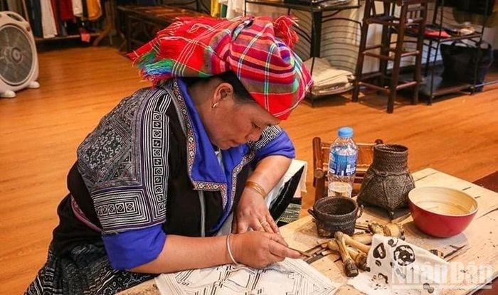 Vẽ hoa văn bằng sáp ong của đồng bào H'Mông Mù Cang Chải. (Ảnh: THANH SƠN)