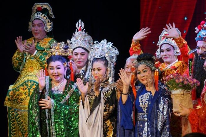 Gia đình nghệ sĩ Minh Tơ họp mặt trong suất diễn đầy ý nghĩa ngày 1-5-2021, nghệ sĩ Xuân Thu (giữa) diễn vai Ngô Quốc Thái
