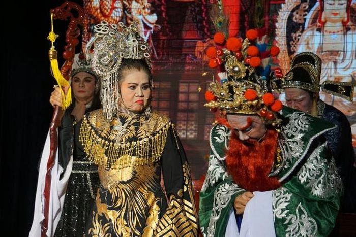 Nghệ sĩ Xuân Thu và NSƯT Trường Sơn trong vở "Lưu Bị cầu hôn giang tả"