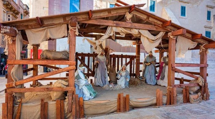  10. Valletta, Malta: Hòn đảo Địa Trung Hải là nơi bạn có thể tận hưởng kỳ nghỉ Giáng sinh tuyệt vời. Trong ảnh là cảnh Chúa giáng sinh được dựng trên đường phố thủ đô Valletta. 