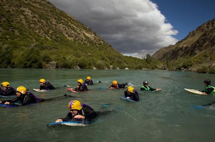  15. Queenstown, New Zealand: Ở đây đang bắt đầu mùa hè và mọi người đón Giáng sinh bằng các hoạt động ngoài trời như lướt sóng.