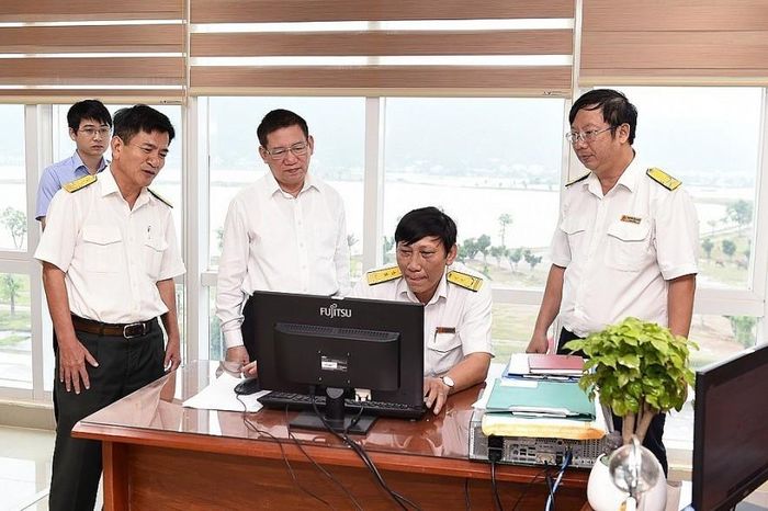 Bộ trưởng Bộ Tài chính Hồ Đức Phớc thăm Phòng Công nghệ thông tin Cục Thuế tỉnh Bình Định tháng 10/2023 (Ảnh: Minh Tuấn)