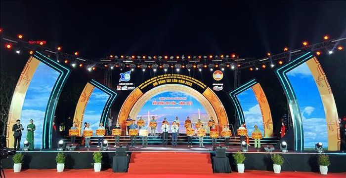 Trao hỗ trợ phương tiện sinh kế cho 20 hộ nghèo có phương án sản xuất kinh doanh, nhằm thoát nghèo bền vững (mỗi hộ 10 triệu đồng).