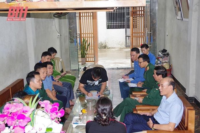 Thanh niên Nguyễn Hữu Trường viết bản cam kết.