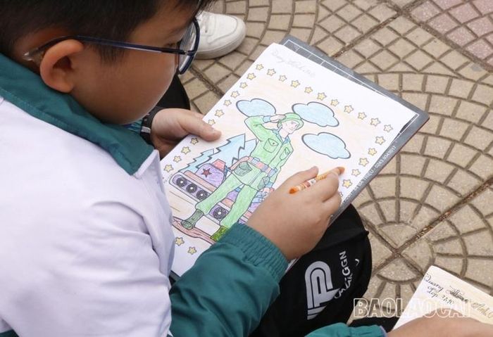  Tô vẽ tranh chủ đề Ngày thành lập Quân đội nhân dân Việt Nam 22/12. 