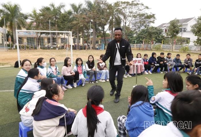  Học sinh tham gia chơi trò chơi với giáo viên nước ngoài. 