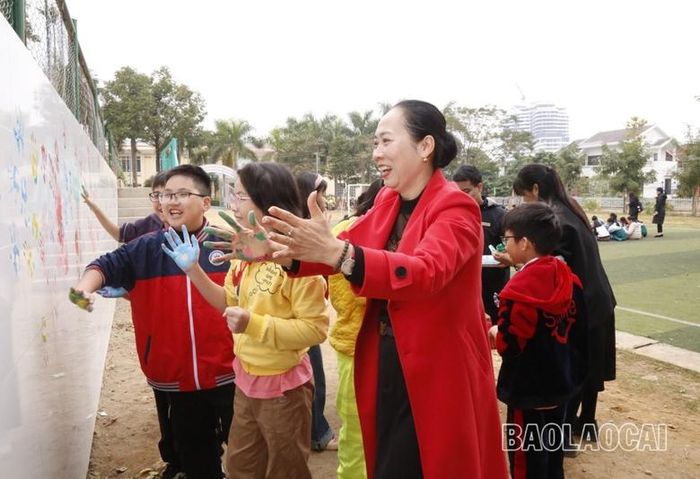  Cô và trò hào hứng với trò tô màu bằng tay. 