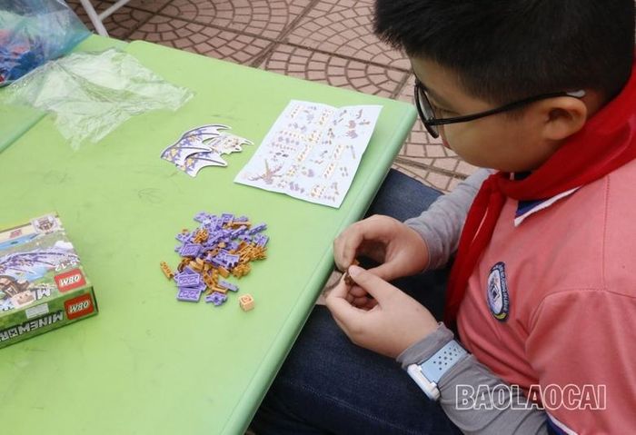  Học sinh tham gia lắp lego. 