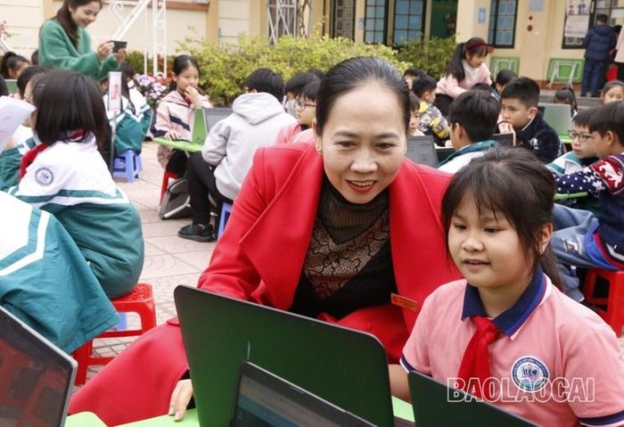  Học sinh tham gia thiết kế bưu thiếp trên phần mềm máy tính. 