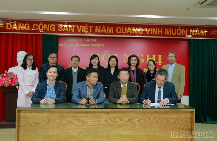  Các đơn vị ký giao ước thi đua. 