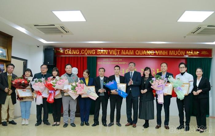  Khen thưởng các tập thể, cá nhân có thành tích xuất sắc. 