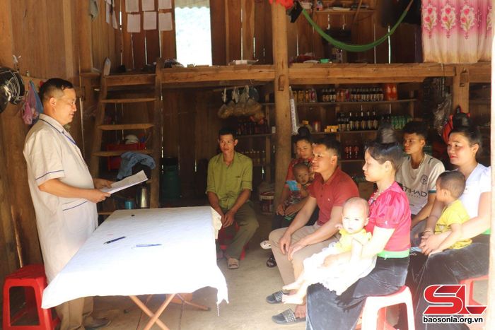 Cán bộ Trạm Y tế xã Long Hẹ, huyện Thuận Châu, tuyên truyền pháp luật về tảo hôn và kết hôn cận huyết thống.
