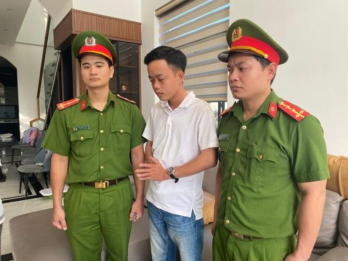 Cơ quan chức năng thi hành các quyết định khởi tố, bắt tạm giam đối tượng Thành.