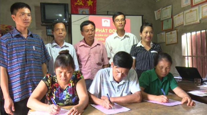 Người dân thôn Tẩn Lượt, xã Đồng Phúc đăng ký thực hiện nội dung xây dựng khu dân cư “3 không”. Ảnh: Lương Chiến.