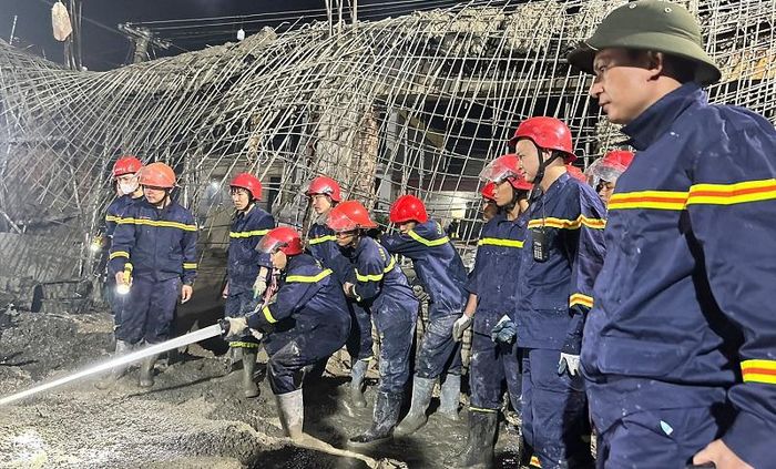 Do khối lượng bê tông, sắt thép quá nhiều nên lực lượng chức năng rất khó khăn trong việc tiếp cận nạn nhân