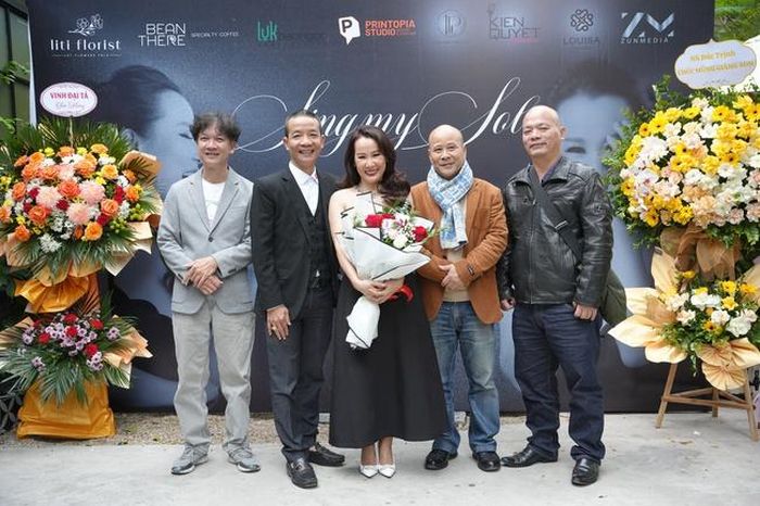 Nhạc sĩ, ca sĩ Giáng Son (giữa) và các thành viên nhóm M6