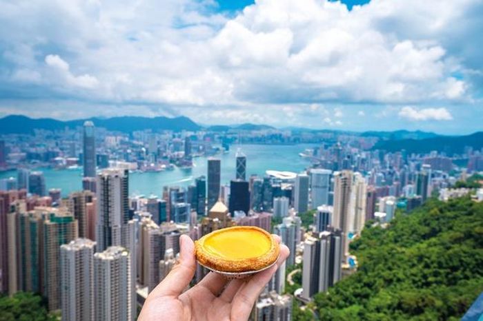 Peak Galleria - nơi tập trung nhiều cửa hàng lưu niệm, quán ăn và cha chaan teng phục vụ các món ăn đặc sản tại xứ Cảng Thơm