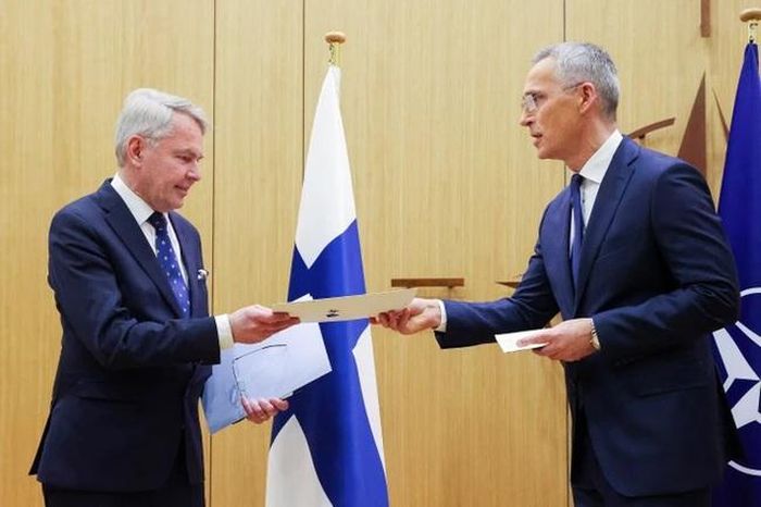 Tổng thư ký NATO Jens Stoltenberg (phải) trao văn kiện gia nhập NATO cho Ngoại trưởng Phần Lan Pekka Haavisto (trái) tại buổi lễ ở Brussels, Bỉ ngày 4/4/2023. Ảnh: AFP/TTXVN