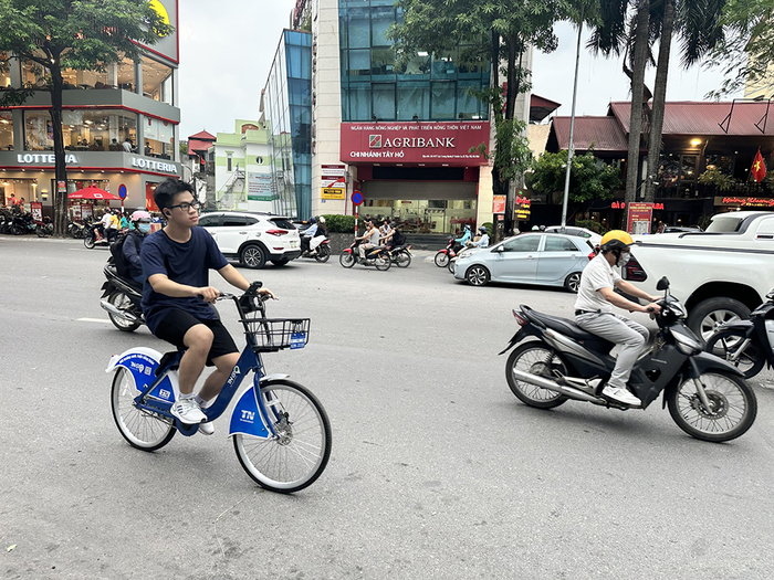  Người dân tại Hà Nội sử dụng dịch vụ xe đạp công cộng của Tập đoàn Trí Nam. Ảnh: PHẠM HƯNG 