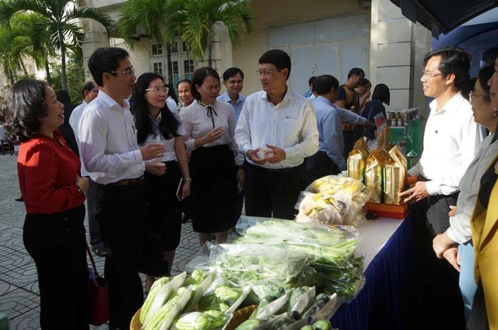 Ông Trần Chí Cường-Thành ủy viên, Phó chủ tịch UBND, Phó trưởng ban thường trực Ban chỉ đạo cuộc vận động “người Việt Nam ưu tiên dùng hàng Việt Nam” cùng lãnh đạo Mặt trận TP Đà Nẵng tham quan các gian hàng OCOP