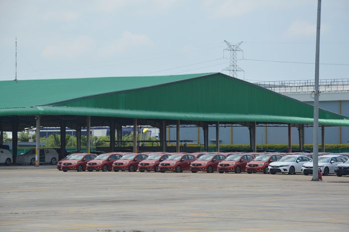  Nhiều ô tô nhập khẩu về đậu tạm tại Khu công nghiệp Hiệp Phước (huyện Nhà Bè, TPHCM). Ảnh: ĐỨC TRUNG 
