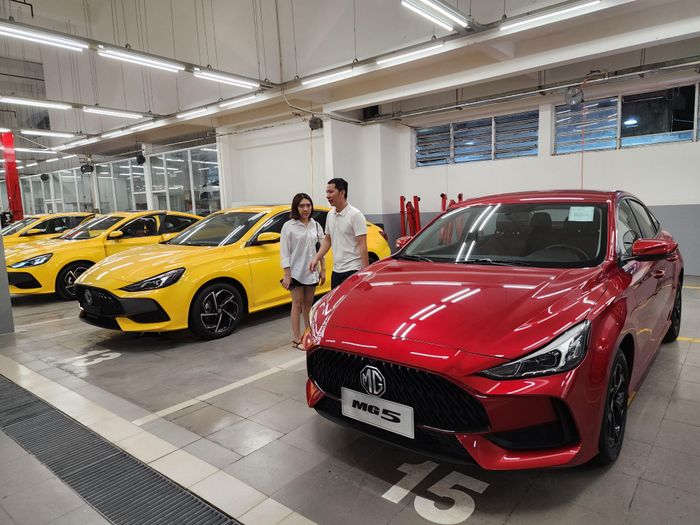  Khách hàng tham quan một showroom ô tô trên đường Kinh Dương Vương (quận 6, TPHCM). Ảnh: ĐỨC TRUNG 