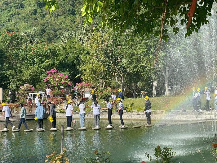 Sắc cầu vồng giăng trên hồ Thiên Cảnh