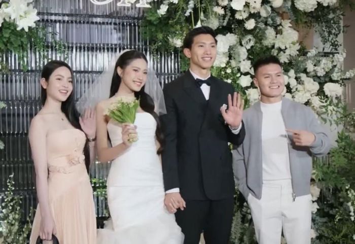 Quang Hải và Chu Thanh Huyền (trái) dự lễ cưới của Văn Hậu - Hải My