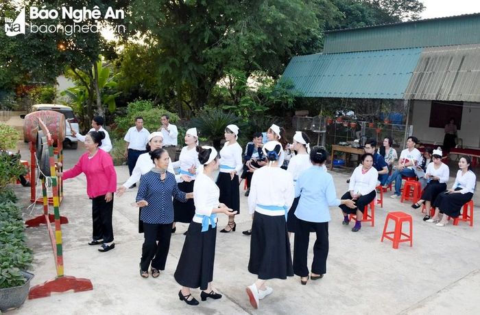 Du khách sẽ rất vui khi được lắng nghe các làn điệu ca Thổ như "Tập tính, tập tang", "Đu đu điềng điềng". Ảnh: Công Kiên 