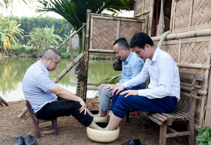  Sau một hành trình dài, về đến làng Lung du khách sẽ được ngâm chân bằng thuốc Nam, là phương thuốc gần gũi với cuộc sống hàng ngày, được đồng bào Thổ lưu truyền qua nhiều thế hệ. Ngâm chân bằng thuốc Nam, những mệt mỏi vì đường xa dường như tan biến... Ảnh: Công Kiên 