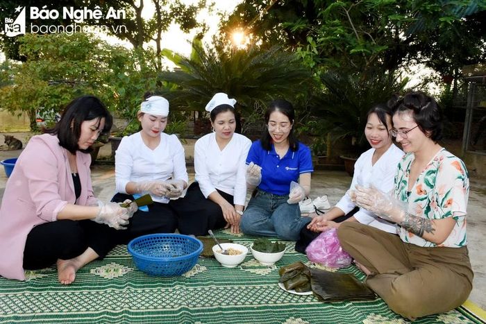  Đến làng Lung, du khách còn được trải nghiệm làm bánh gai và thưởng thức hương vị đặc trưng của loại bánh được xem là đặc sản của đồng bào Thổ. Ảnh: Công Kiên 