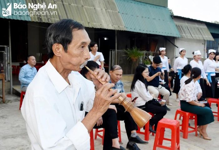  Và thưởng thức tiếng kèn sô-na, là "điệu hồn" của người Thổ. Ảnh: Công Kiên 