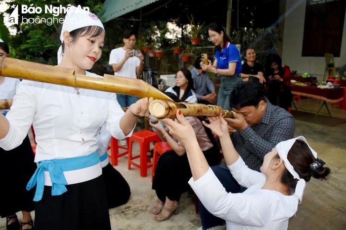  Đặc biệt, đến làng Lung du khách sẽ được trải nghiệm tục uống rượu bằng ống tre - một phong tục hết sức độc đáo của đồng bào Thổ. Ảnh: Công Kiên 