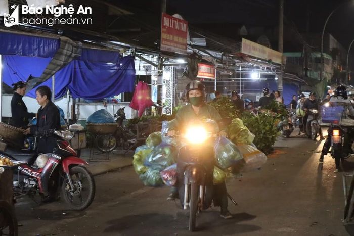  Vốn ít, công nhiều, những người bán rau lẻ ở chợ rất vất vả để trang trải cuộc sống. Ảnh: Diệp Thanh 
