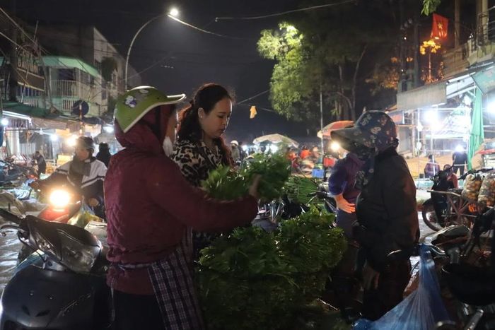  Để mua được rau ngon và rẻ, những người bán rau lẻ phải đi chợ đầu mối từ rất sớm. Ảnh: Diệp Thanh 