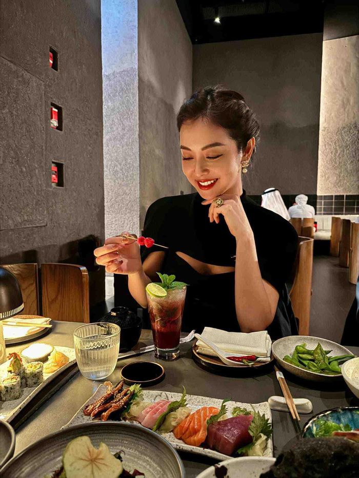 Bộ váy có đường cắt nhẹ nơi thềm ngực, tăng độ cuốn hút mà không hề phô phang. 