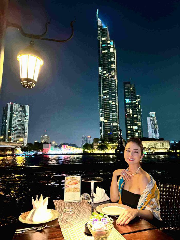 Phụ kiện ngọc trai của Chanel đi cùng khăn Hermes mang lại sự đẳng cấp cho người sử dụng. 